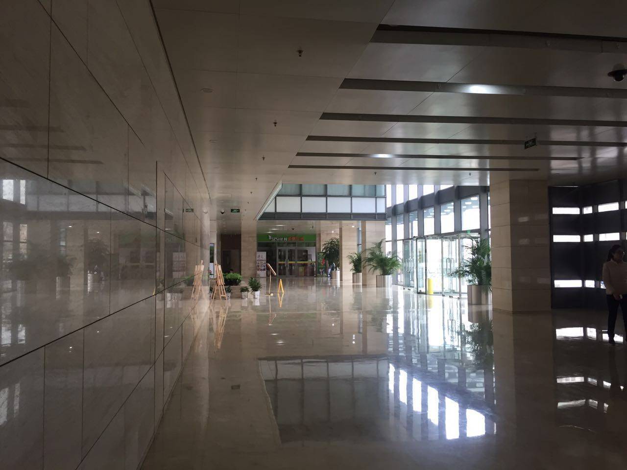 想租金泰國際大廈打哪個電話？
